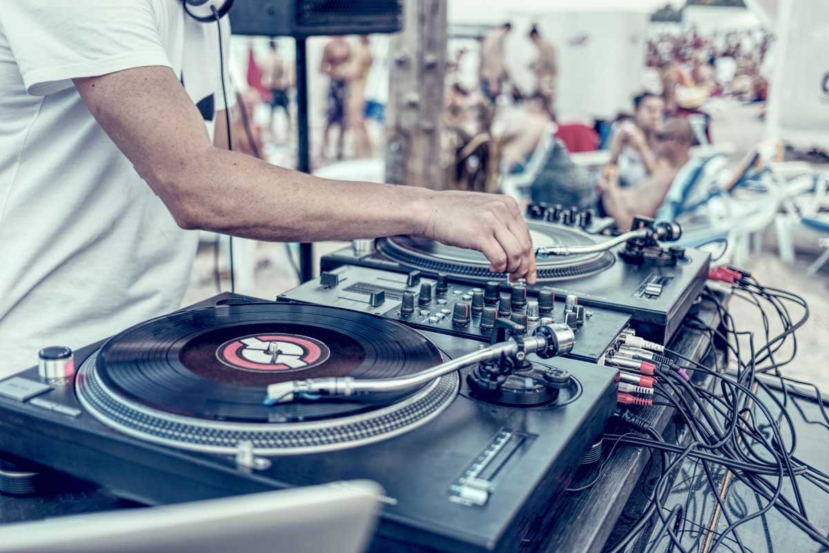 Hollywood DJ is a well-established retailer specializing in professional DJ equipment, sound systems, and lighting solutions.